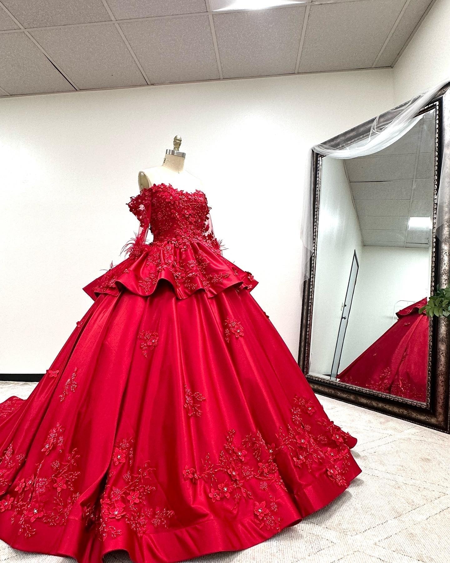 Luxury Off Shoulder Long Sleeves Flowers Lace Appliques Red Satin Quinceanera Dress For Sweet 16