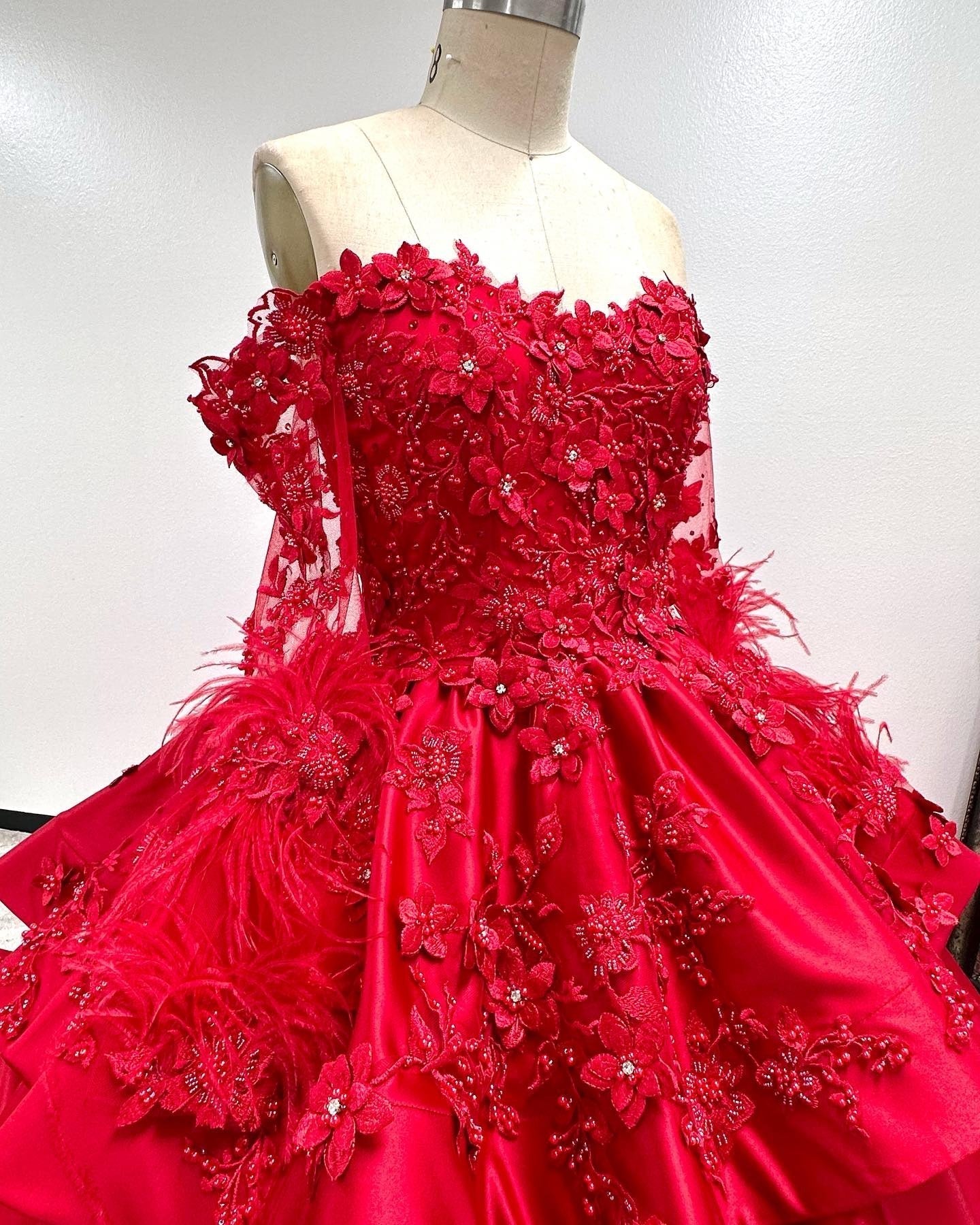 Luxury Off Shoulder Long Sleeves Flowers Lace Appliques Red Satin Quinceanera Dress For Sweet 16