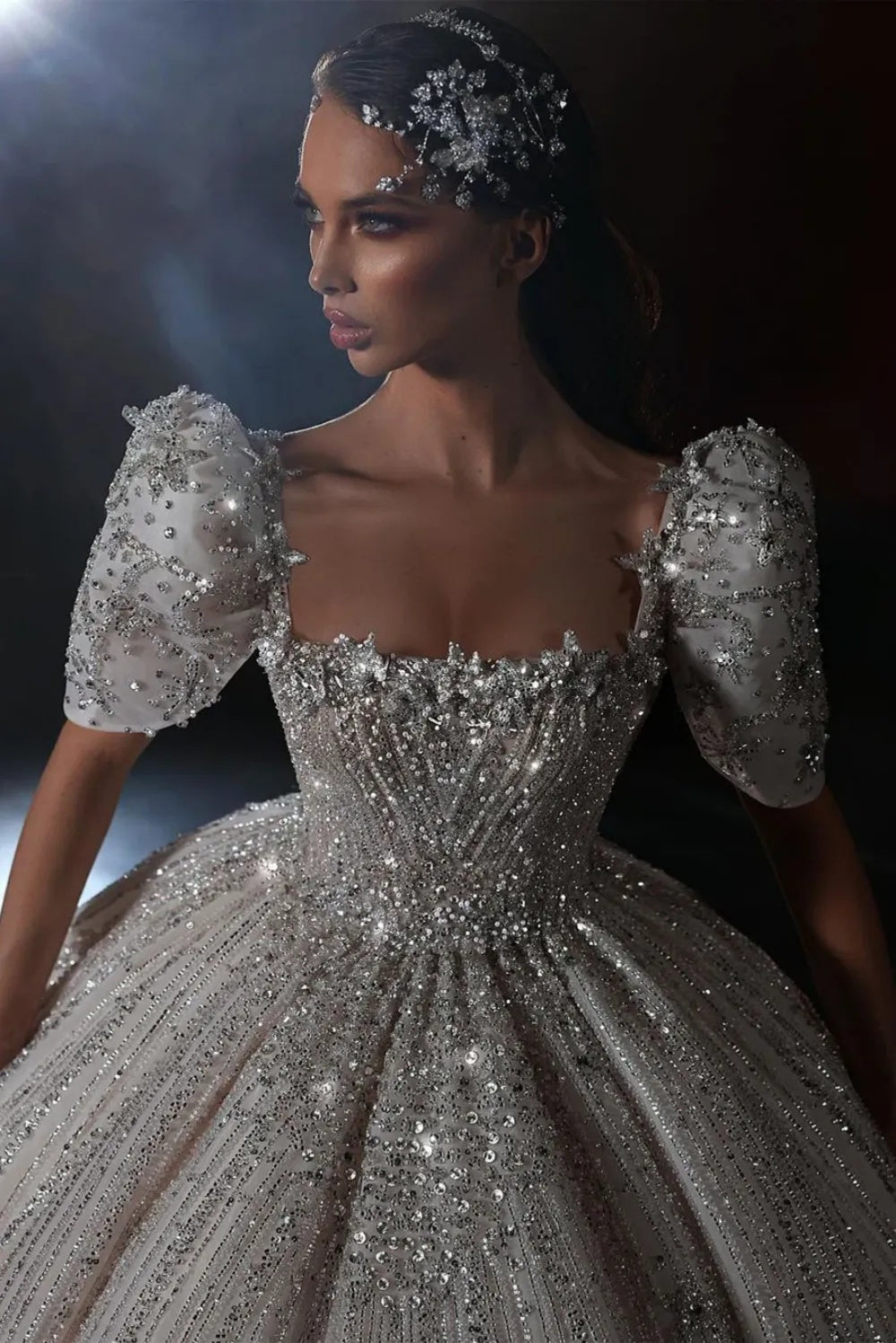 Luxury Short Sleeve Wedding Dress Ball Gown Square Neck Bridal Gown with Beadings and Rhinestones