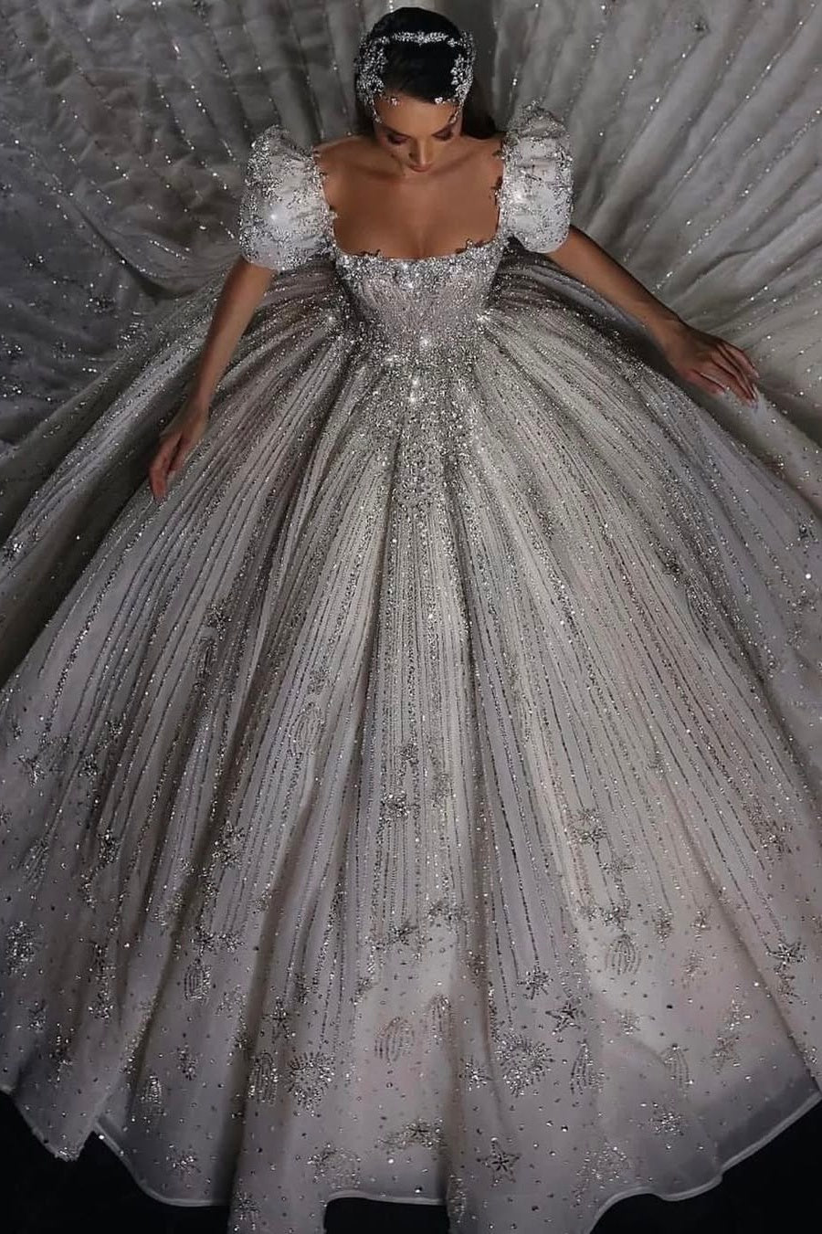 Luxury Short Sleeve Wedding Dress Ball Gown Square Neck Bridal Gown with Beadings and Rhinestones