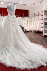 Ivory Tulle Lace Wedding Dress A-Line Sweetheart Bridal Dress with Sweep Train