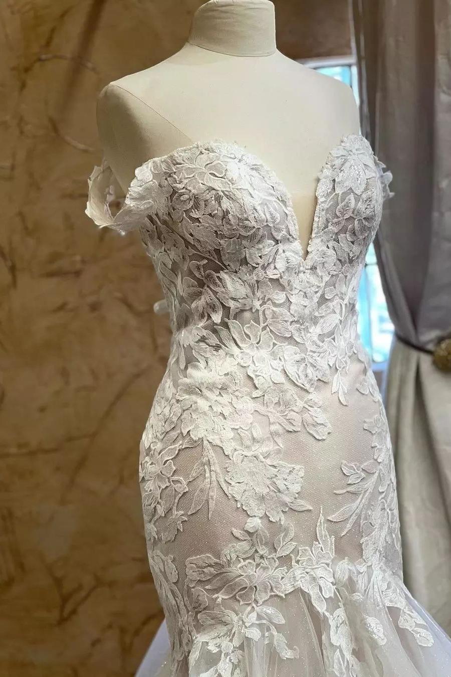 Mermaid Lace V Neck Sleeveless White Wedding Dress Bridal Gown With Appliques