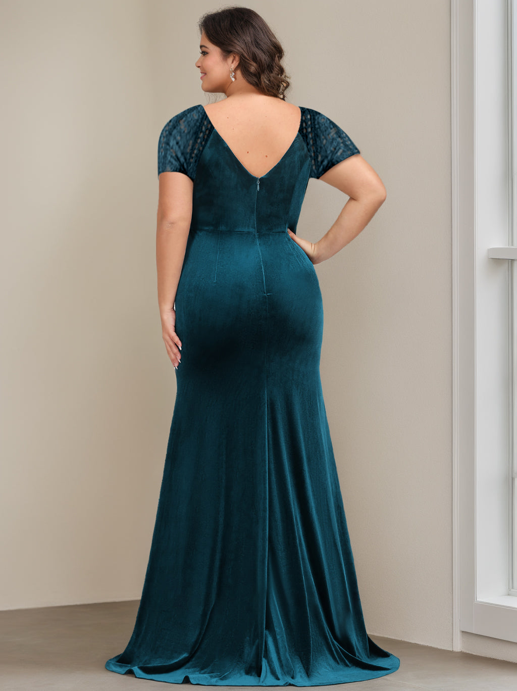 Plus Size Velvet Mother of the Bride Dresses with Ruffles & Appliques in Trumpet Mermaid V Neck Short Sleeves Long