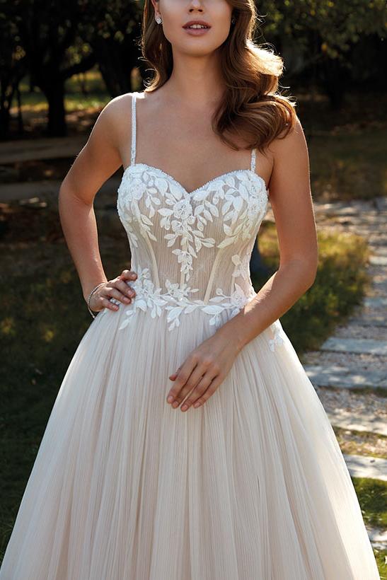 Sleeveless Sweep Train Tulle Wedding Dress With Appliques Lace