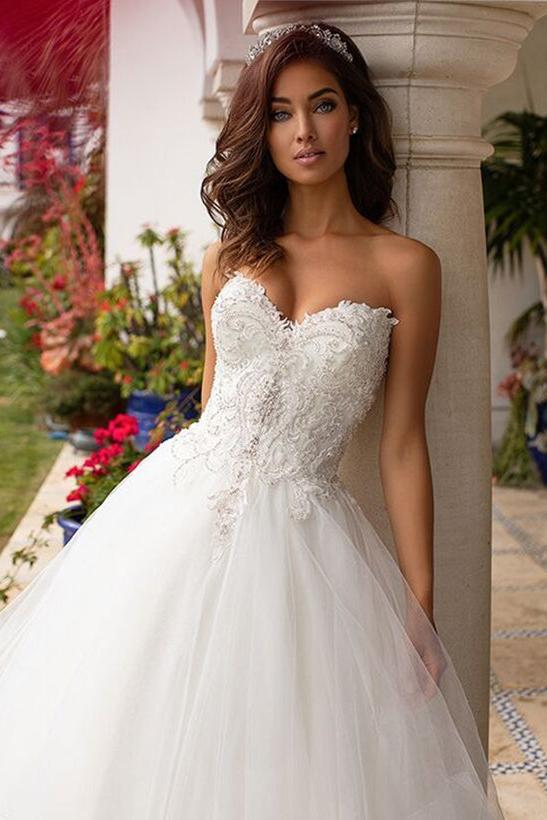 Sweetheart Lace/Tulle Wedding Dress With Cascading Ruffles