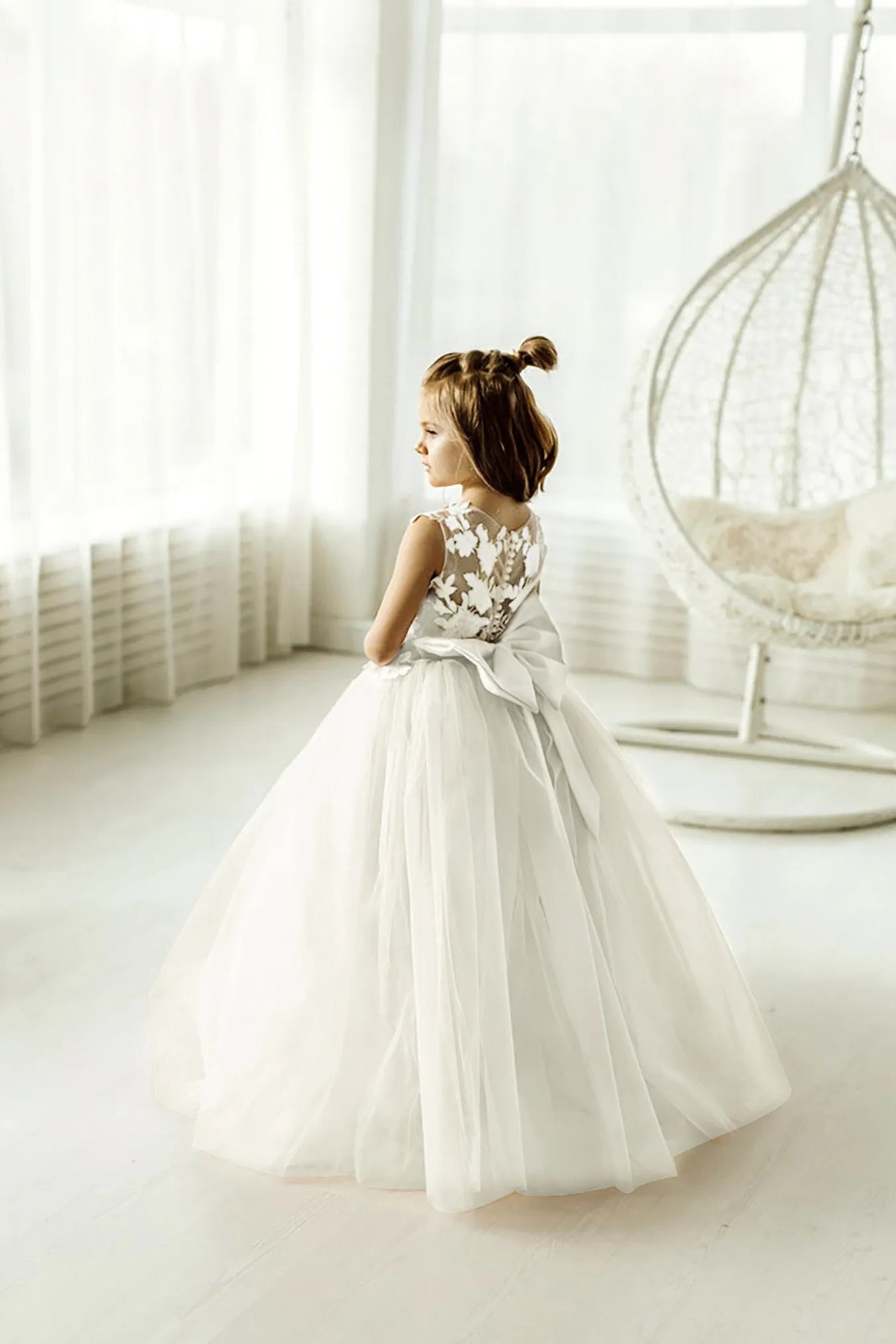V Neck Tulle Flower Girl Dress with Lace Appliques