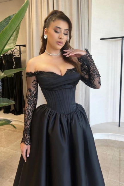 Vintage A Line Satin Sweetheart Sleeve Black Prom Dress Formal Dress With Appliques