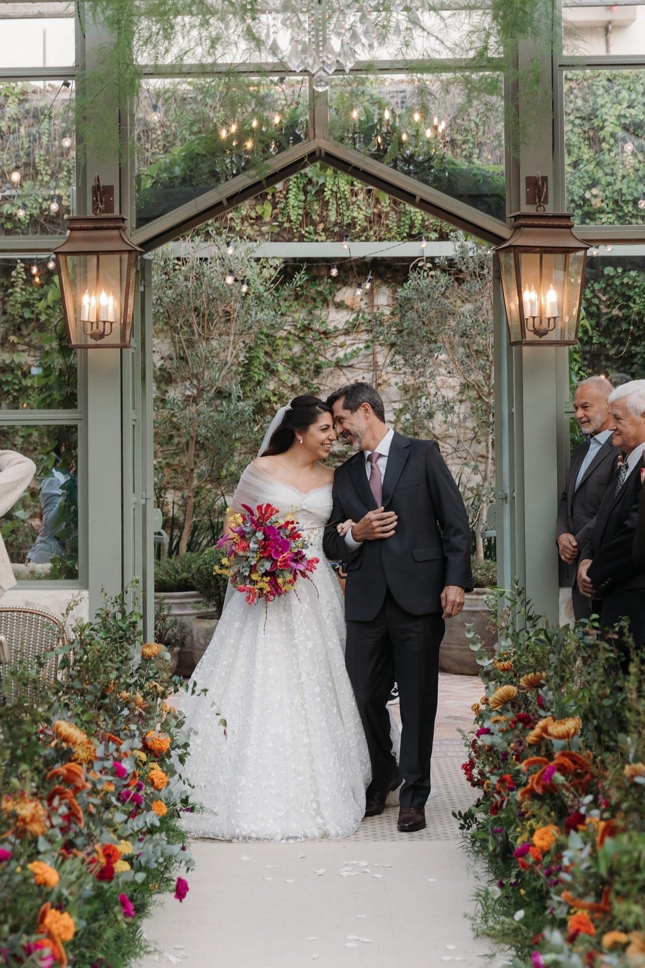 White Wedding Dress A Line Lace Strapless Off The Shoulder Sleeveless Ball Gown Tulle Bridal Gown