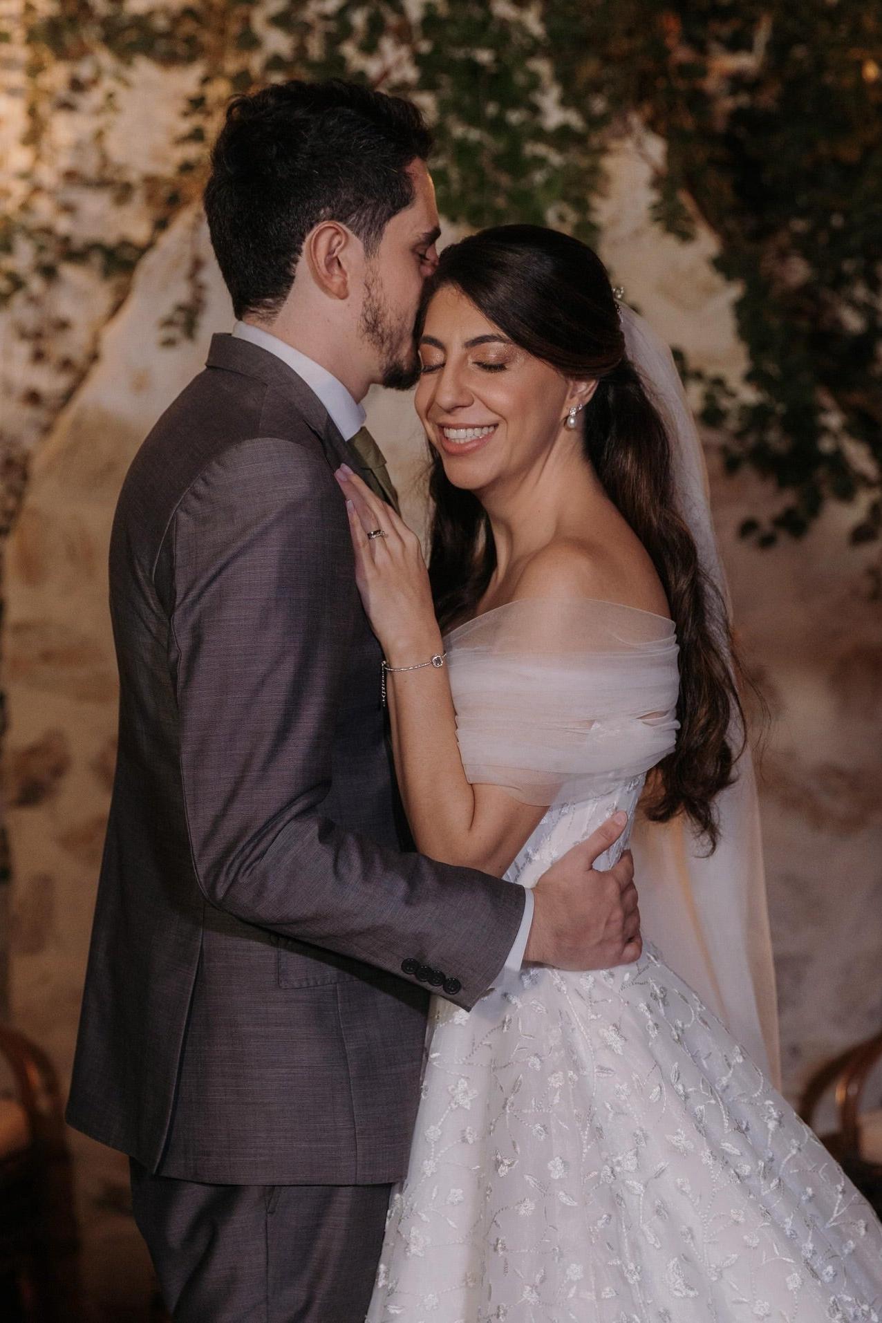 White Wedding Dress A Line Lace Strapless Off The Shoulder Sleeveless Ball Gown Tulle Bridal Gown