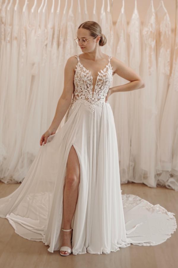 White Wedding Dress A Line Spaghetti Strap V Neck Sleeveless Chiffon Split Front Bridal Gown With Appliques