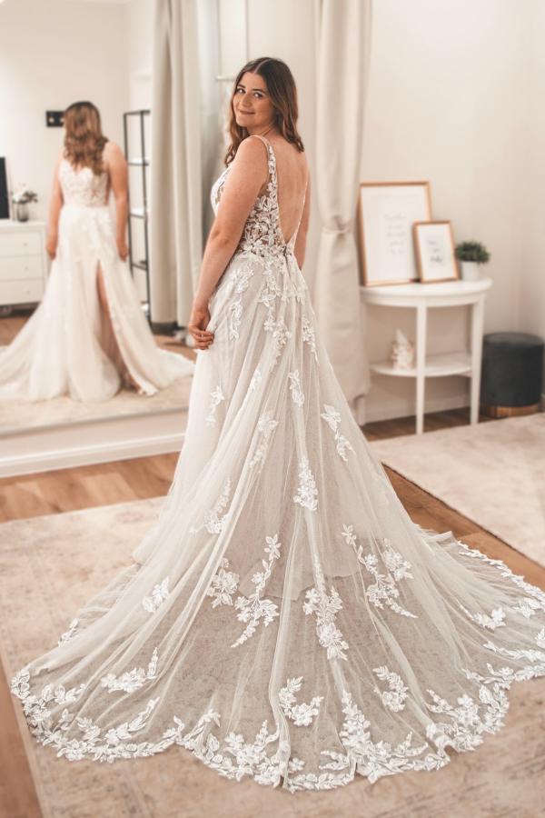 White Wedding Dress A Line Spaghetti Strap V Neck Sleeveless Tulle Split Front Bridal Gown With Appliques