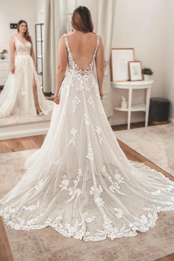 White Wedding Dress A Line Spaghetti Strap V Neck Sleeveless Tulle Split Front Bridal Gown With Appliques