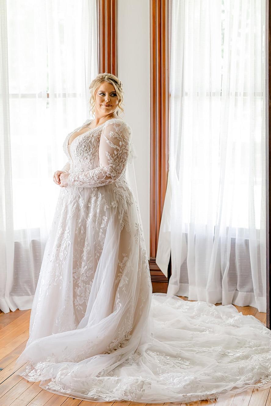 White Wedding Dress A Line V Neck Long Sleeves Lace Chapel Train Bridal Gown With Appliques