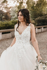 White Wedding Dress A Line V Neck Spaghetti Strap Lace Sweep Train Tulle Bridal Gown With Appliques