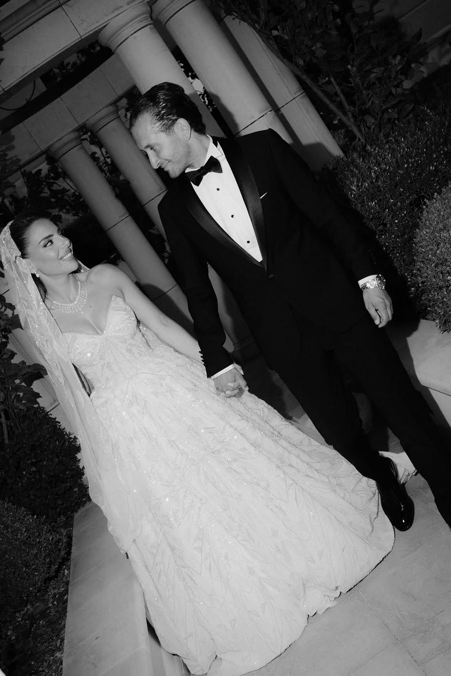 White Wedding Dress Ball Gown Sweetheart Sleeveless Sequined Chapel Train Tulle Bridal Gown