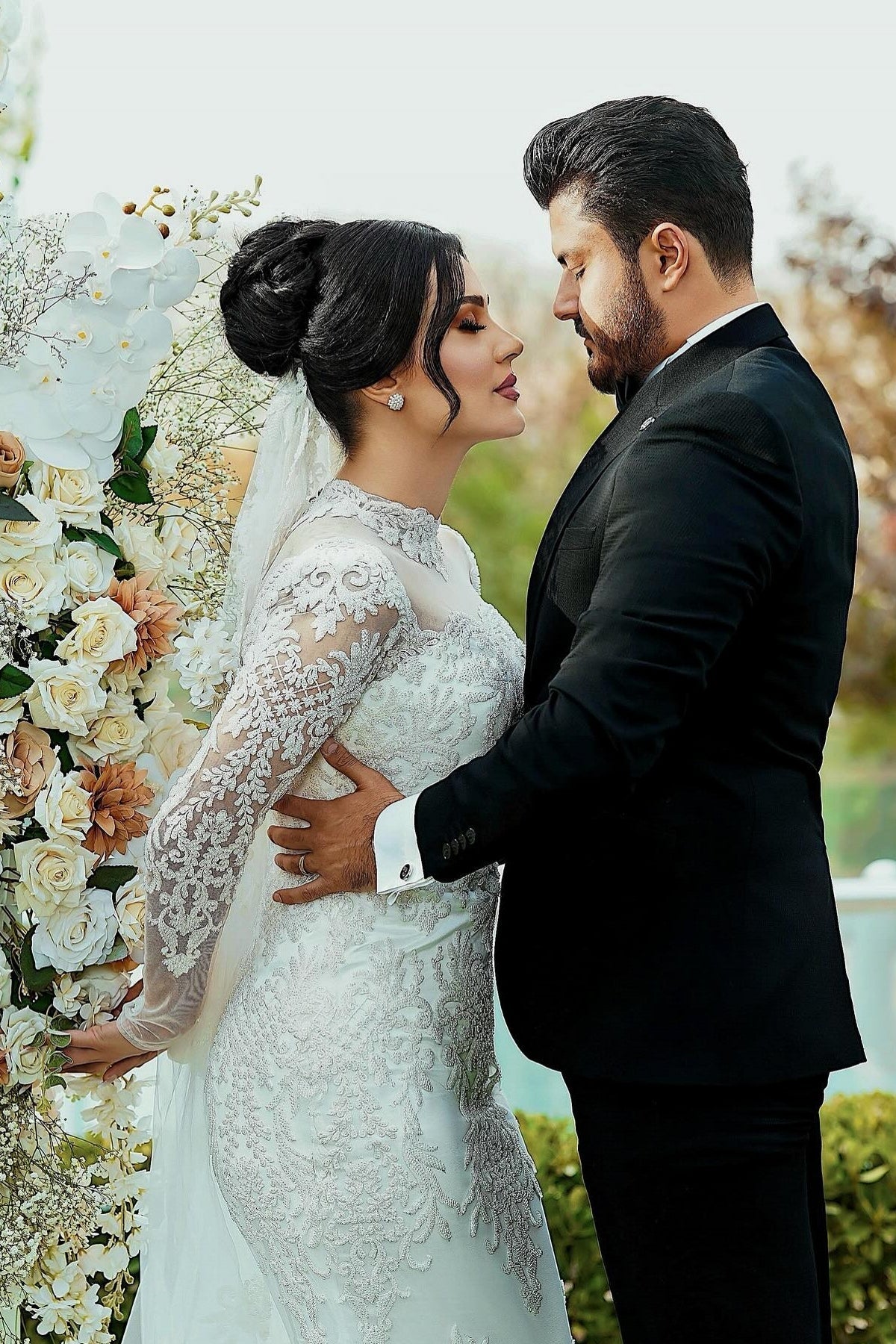 White Wedding Dress Mermaid High Neck Lace Long Sleeves Sequined Tulle Bridal Gown With Appliques