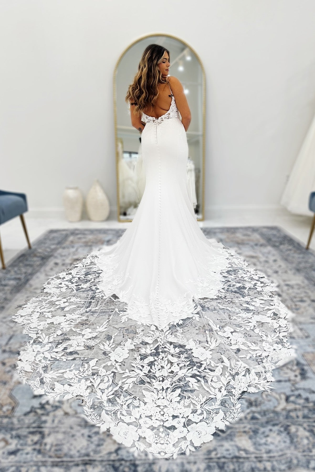 White Wedding Dress Mermaid Spaghetti Straps Lace Chapel Train Satin Bridal Gown With Appliques