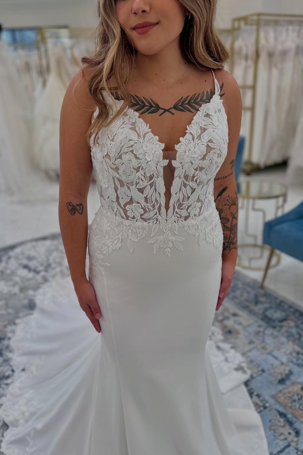 White Wedding Dress Mermaid Spaghetti Straps Sleeveless Lace Chapel Train Satin Bridal Gown With Appliques