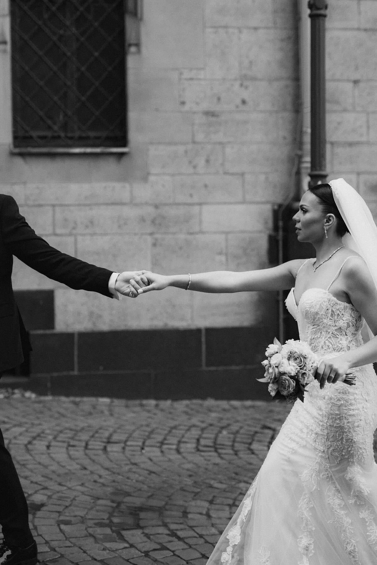 White Wedding Dress Mermaid Sweetheart Spaghetti Straps Sleeveless Beaded Sweep Train Tulle Bridal Gown