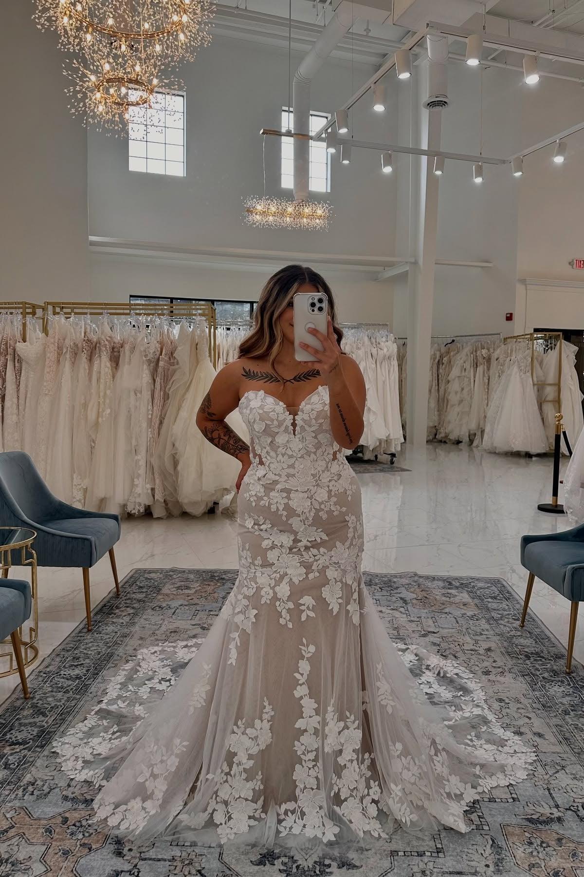 White Wedding Dress Mermaid Sweetheart Strapless Sleeveless Lace Chapel Train Tulle Bridal Gown With Appliques