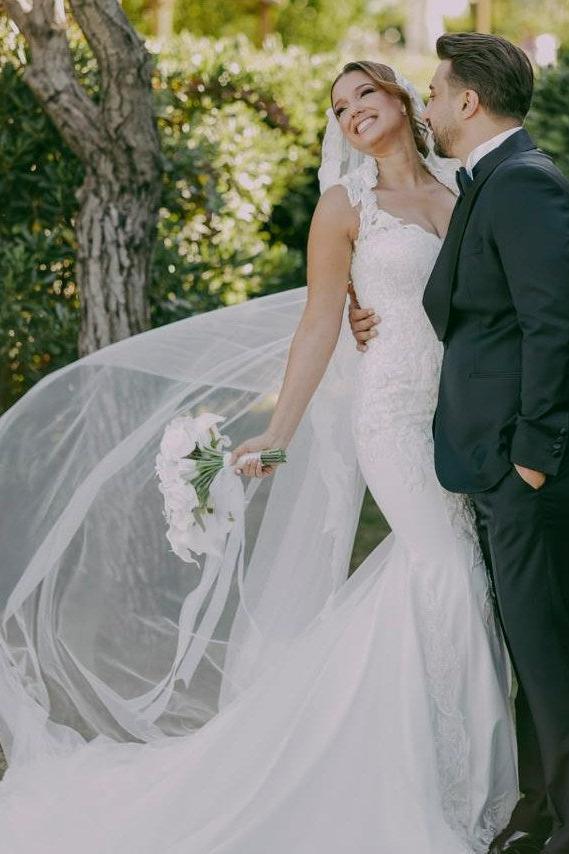 White Wedding Dress Mermaid V Neck Sleeveless Beaded Sweep Train Tulle Bridal Gown With Appliques