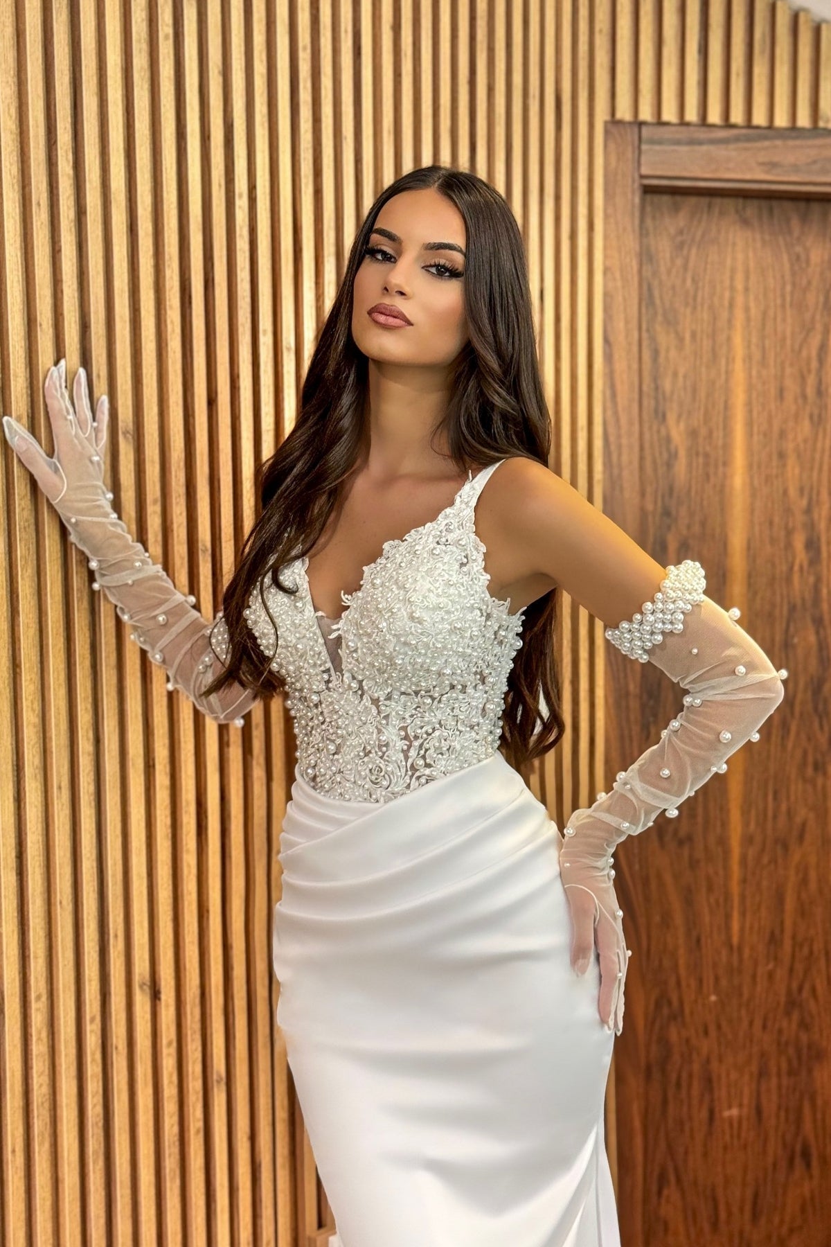 White Wedding Dress Mermaid V Neck Spaghetti Strap Lace Sleeveless Beaded Long Satin Bridal Gown With Pearls