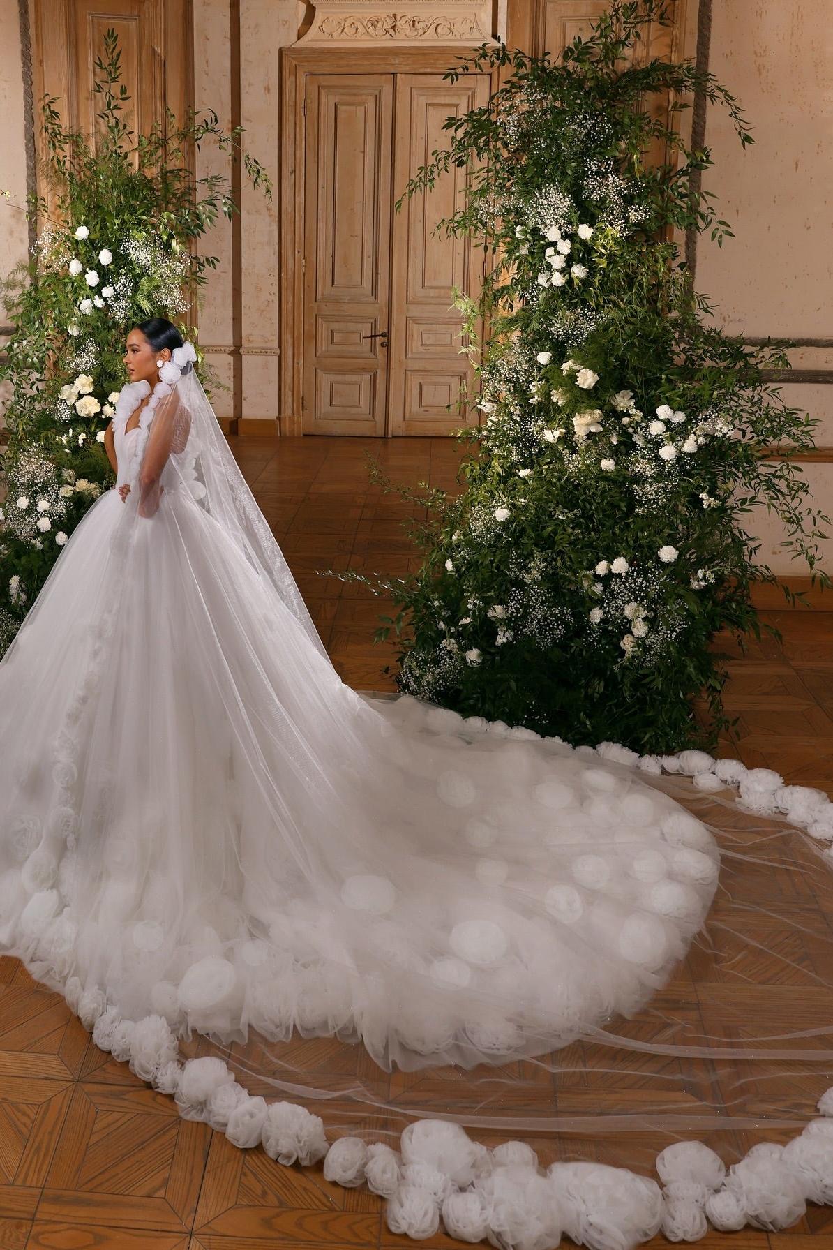 White Wedding Dress Sweetheart Ball Gown One Shoulder Tulle Bridal Gown With Handmade Flowers