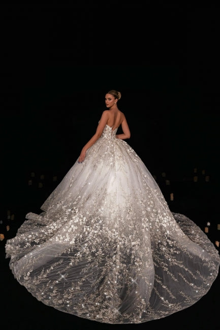 White Wedding Dress Sweetheart Sleeveless Beaded Ball Gown Lace Tulle Bridal Gown With Appliques