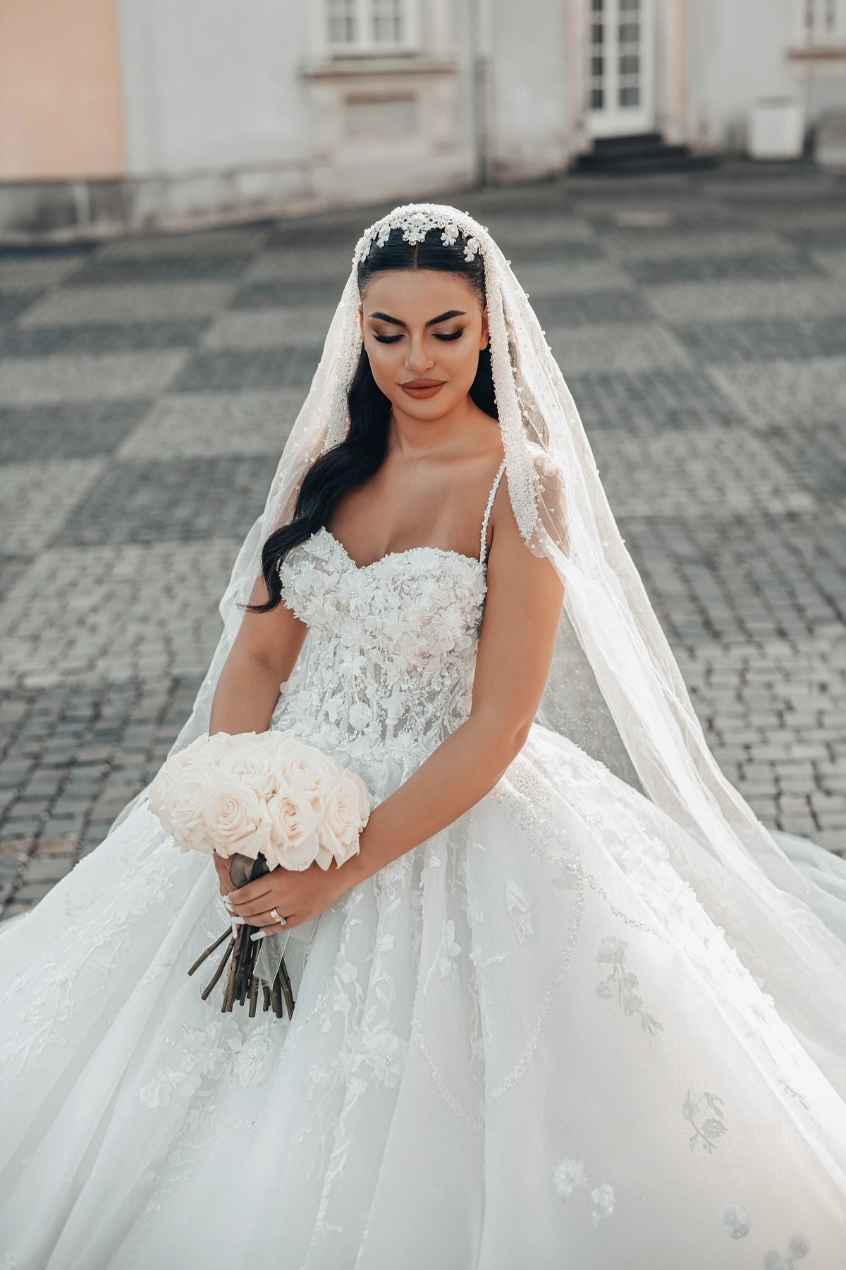 White Wedding Dress Sweetheart Spaghetti Strap Sleeveless Sequined Ball Gown Long Tulle Bridal Gown With Appliques