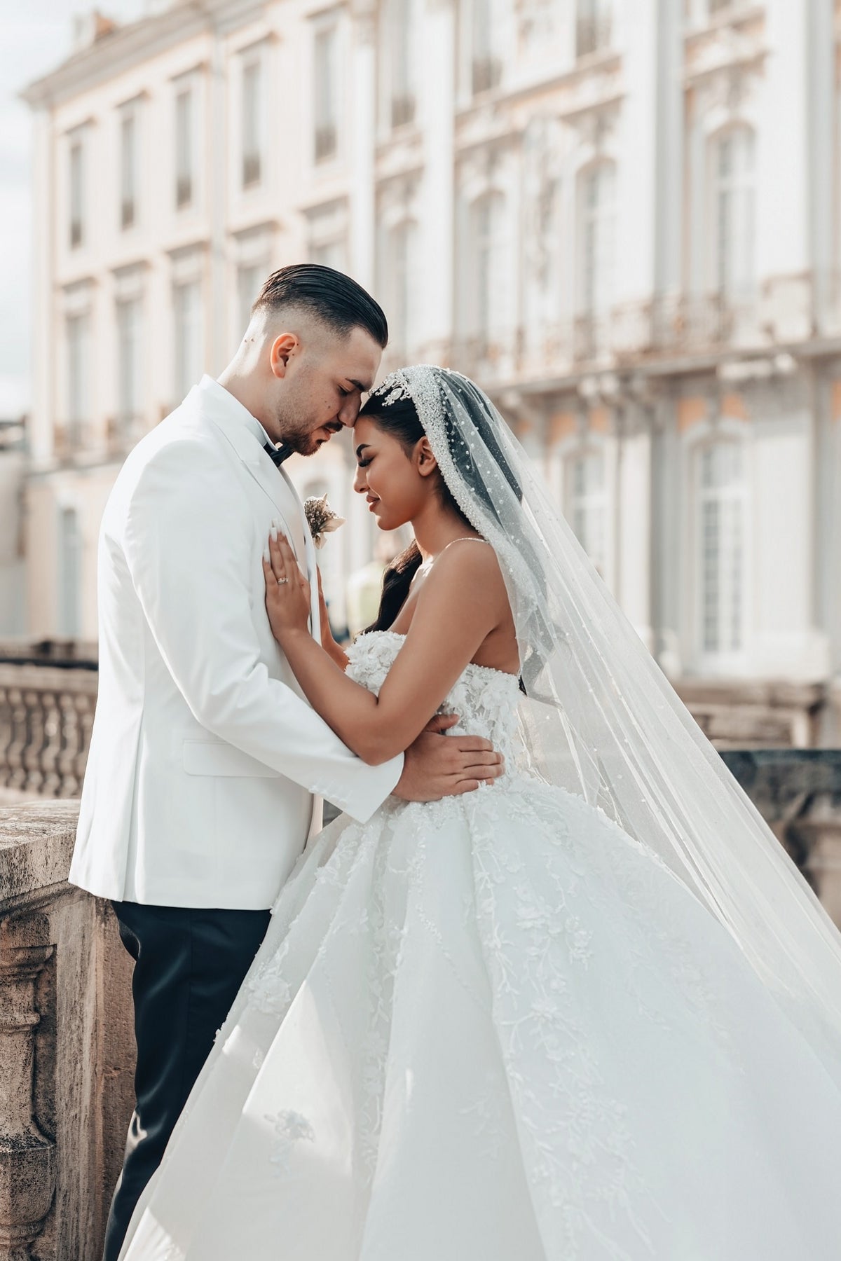 White Wedding Dress Sweetheart Spaghetti Strap Sleeveless Sequined Ball Gown Long Tulle Bridal Gown With Appliques