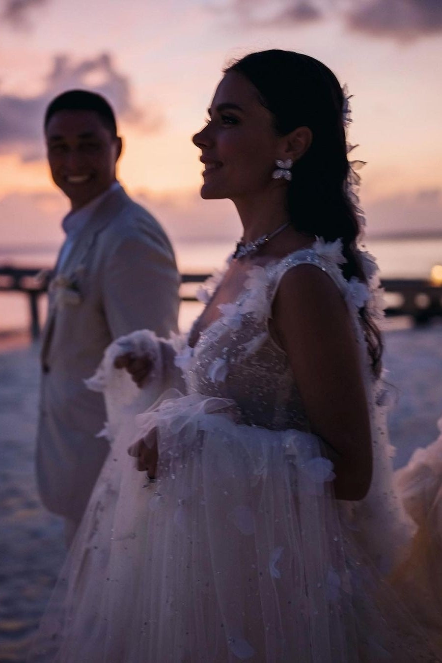 White Wedding Dress V Neck Lace A Line Spaghetti Strap Sequined Sleeveless Watteau Train Long Tulle Bridal Gown With Slit