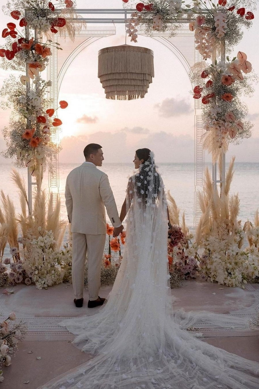 White Wedding Dress V Neck Lace A Line Spaghetti Strap Sequined Sleeveless Watteau Train Tulle Bridal Gown With Slit