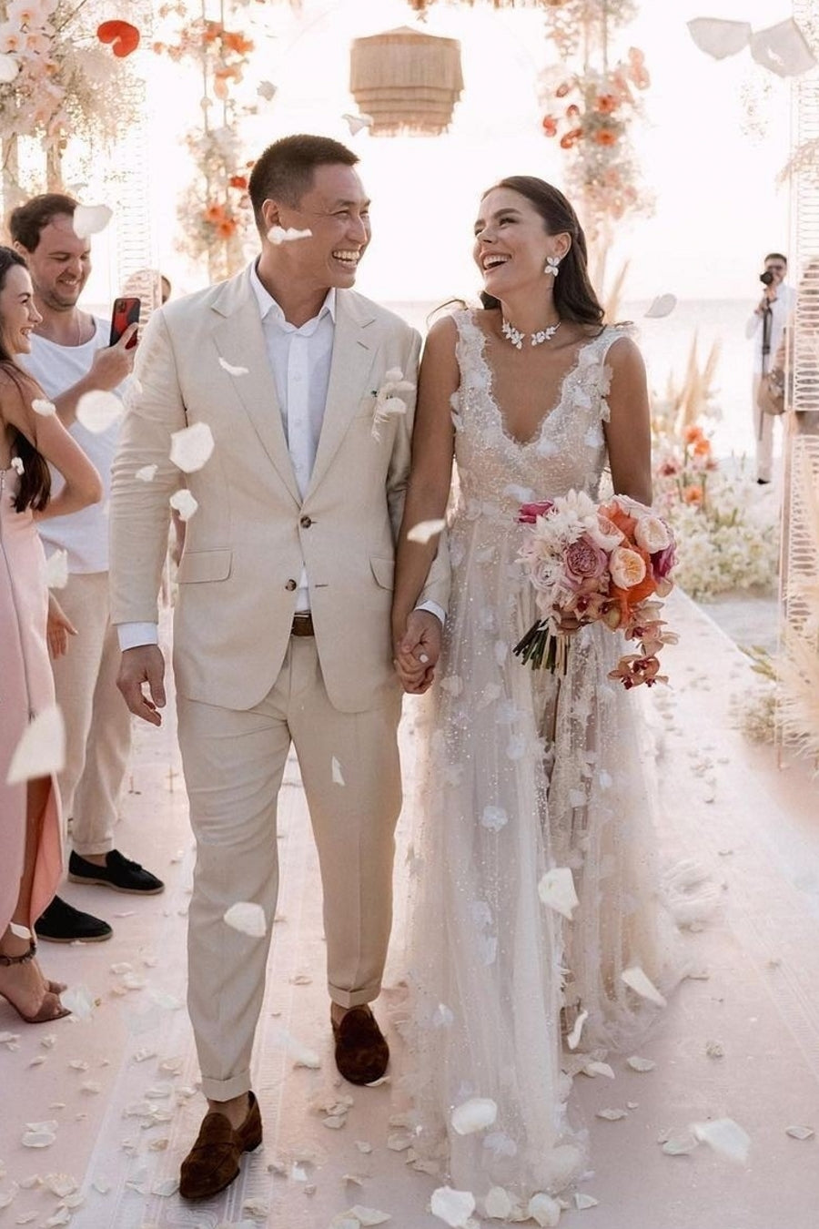 White Wedding Dress V Neck Lace A Line Spaghetti Strap Sequined Sleeveless Watteau Train Tulle Bridal Gown With Slit