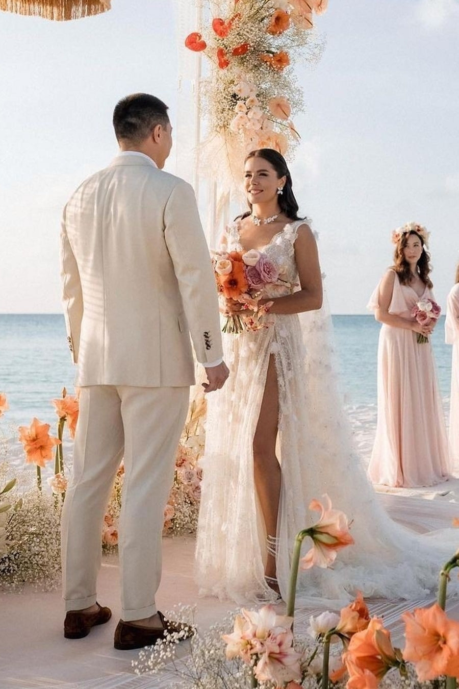 White Wedding Dress V Neck Lace A Line Spaghetti Strap Sequined Sleeveless Watteau Train Tulle Bridal Gown With Slit