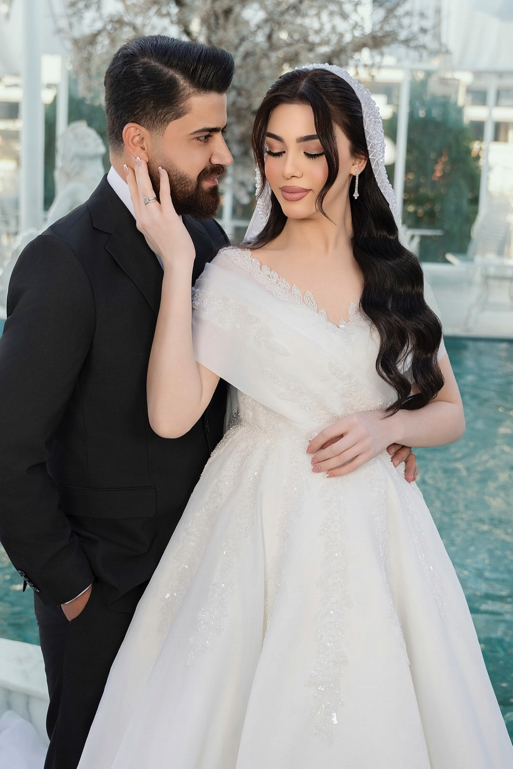 White Wedding Dress V Neck Off The Shoulder Sleeveless Sequined Chiffon Bridal Gown With Appliques