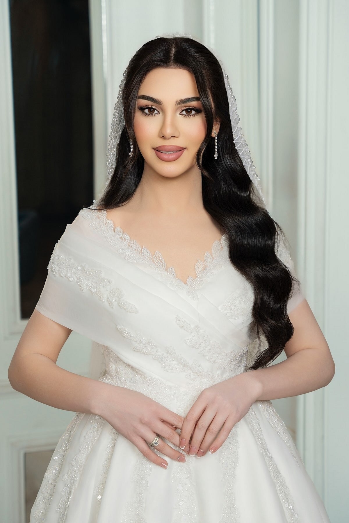 White Wedding Dress V Neck Off The Shoulder Sleeveless Sequined Chiffon Bridal Gown With Appliques