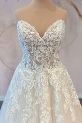 White Sweetheart A-Line Wedding Dress Tulle Lace Bridal Dress with Sweep Train