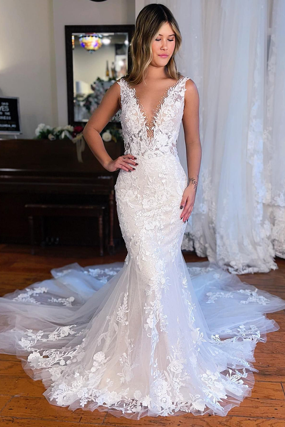 Elegant White V-Neck Mermaid Long Lace Wedding Dress