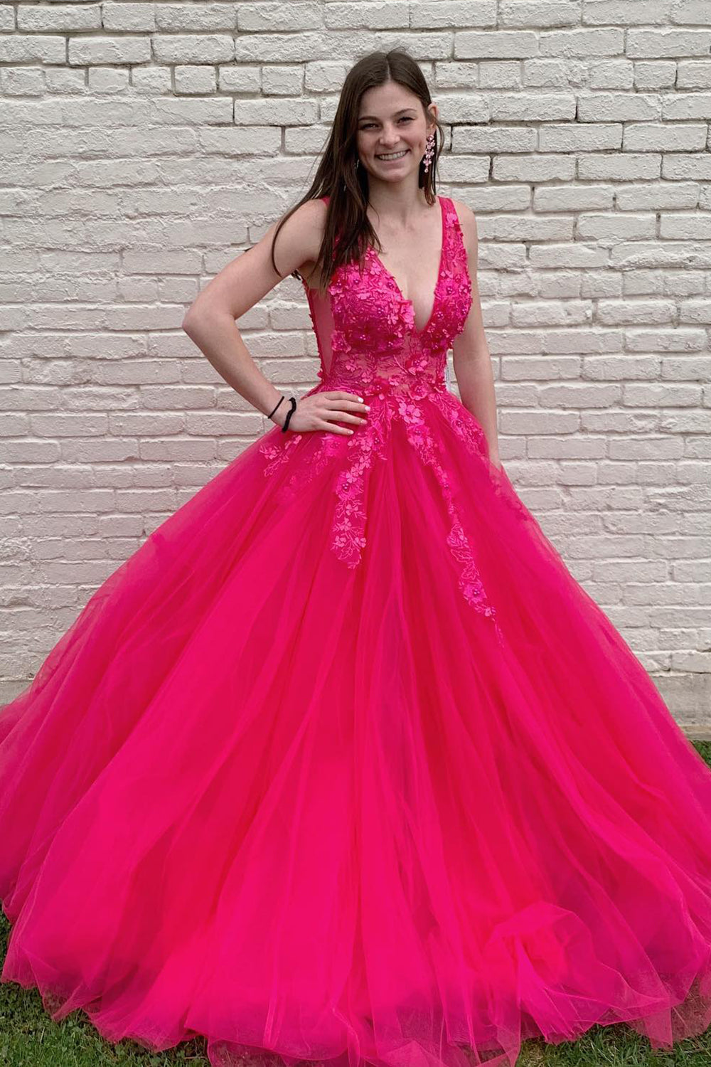 Red A-Line V-Neck Long Prom Dress With Appliques