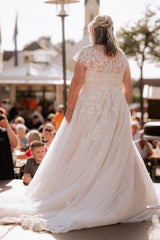 Dreamyannie Plus Size Wedding Dress A Line Cap Sleeve Bridal Gown with Lace Appliques