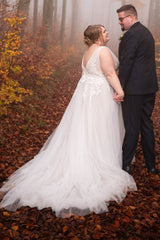 Dreamyannie V Neck Beach Plus Size Wedding Dress A Line Tulle Bridal Gown with Lace Appliques